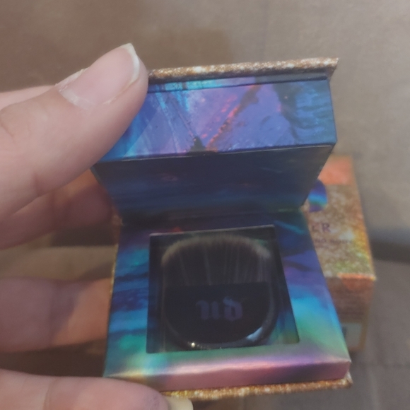 Urban Decay Space Powder plus RT Highlighter Brush - Picture 3 of 6